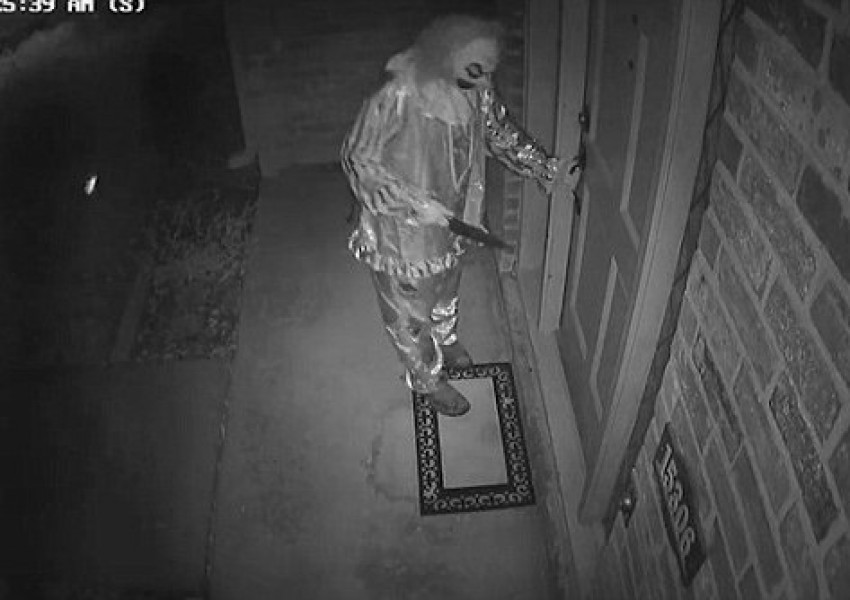 Клоун с нож се опитва да влезе в дом в 2 през нощта (ВИДЕО)