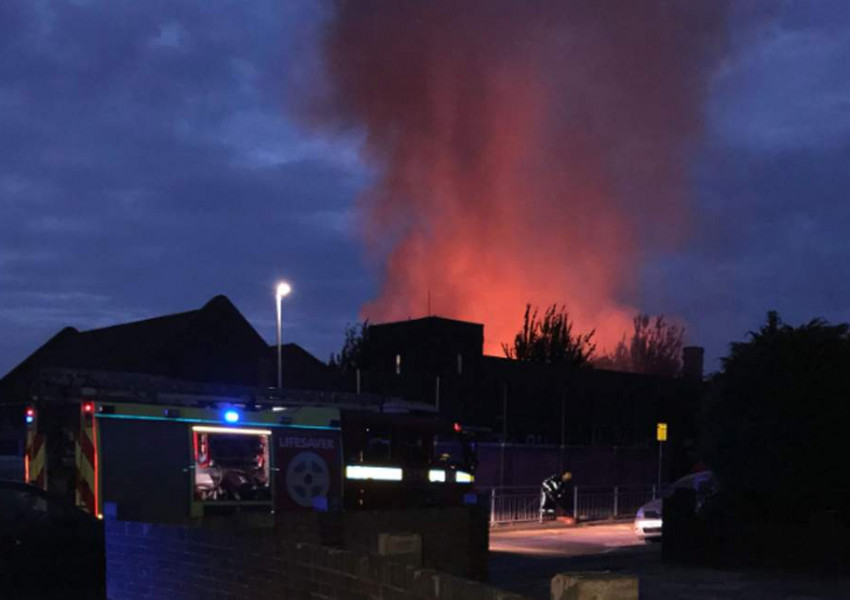 Огромен пожар в основно училище в Източен Лондон (СНИМКИ)