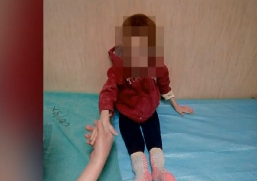 3-годишни близначета спешно в болница, майката е арестувана