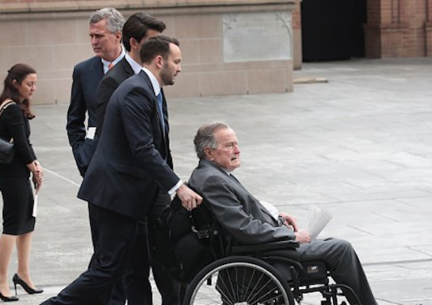 Джордж Буш-баща е приет в болница в Хюстън   