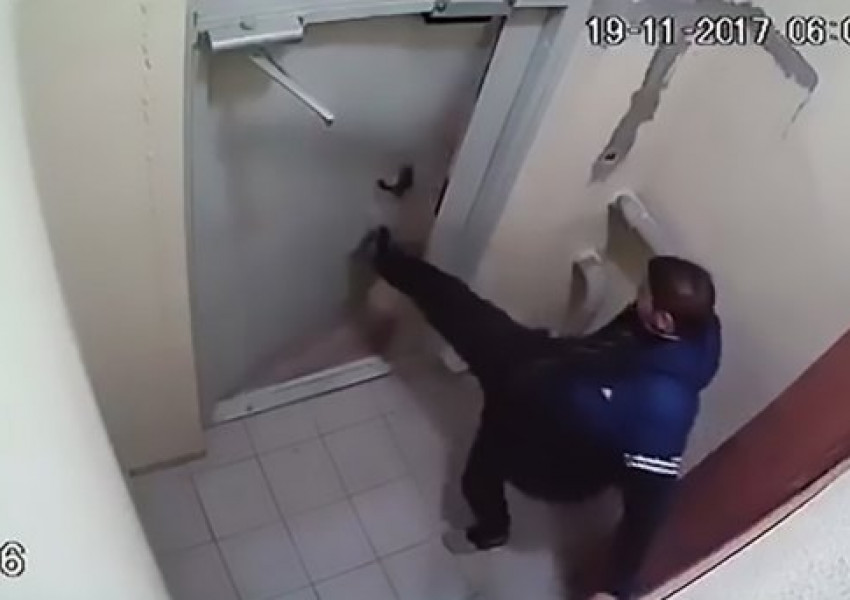 Само три часа отнеха на този пиян мъж да си отвори вратата (ВИДЕО)