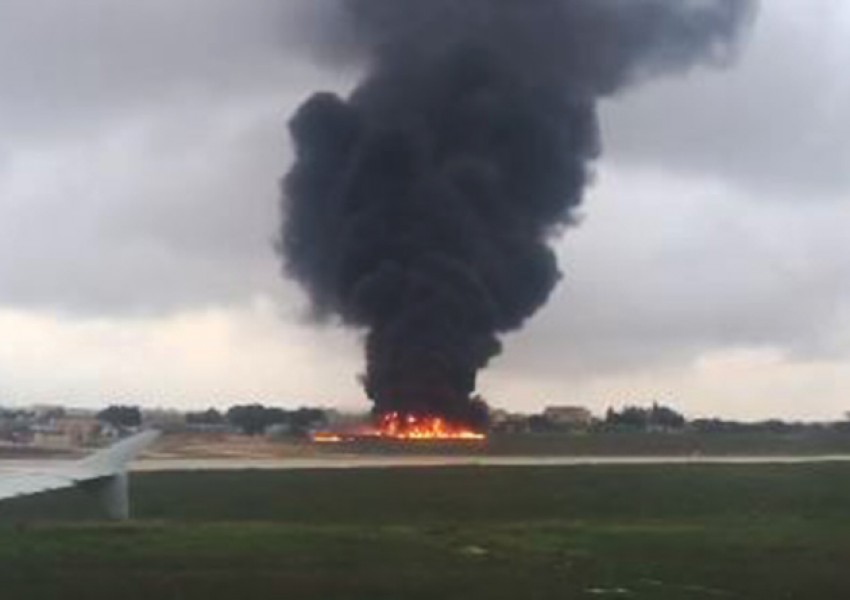 Малък пътнически самолет се разби на летище в Малта