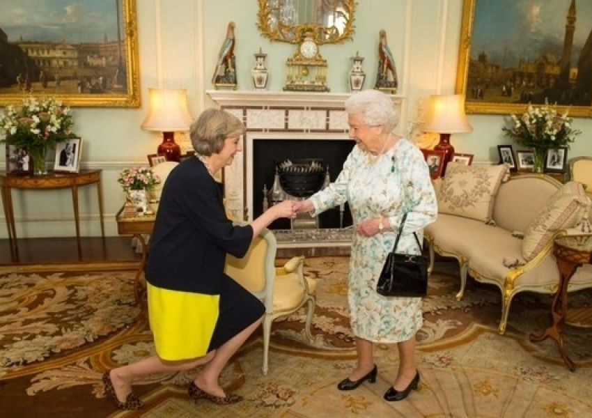 "Целуване на ръце" - церемонията, при която Кралицата кани новия премиер в Бъкингам
