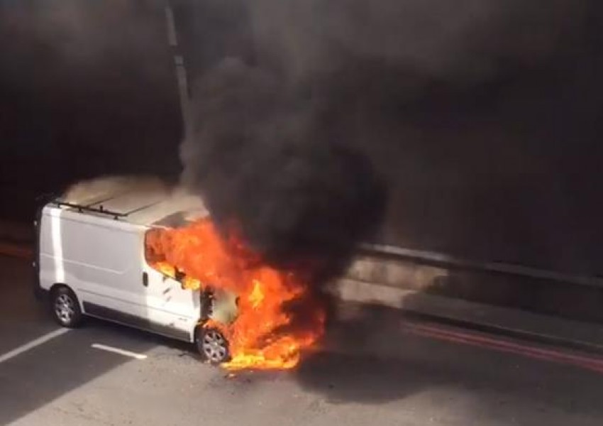 Бус избухна в пламъци на оживен път в Централен Лондон