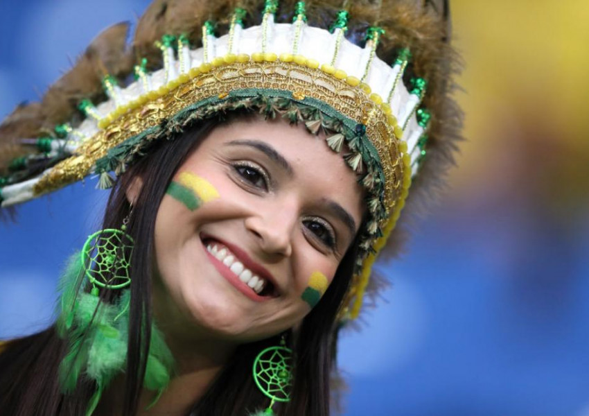 ФИФА забранява красиви фенки в кадър