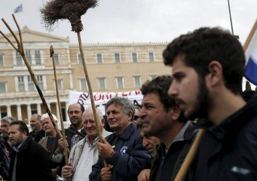 Гръцките фермери пак блокират границата