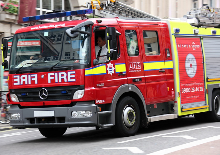 60 огнеборци гасят пожар в южен Лондон