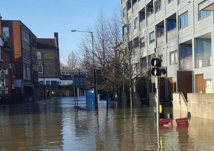 Спукан водопровод причини нови наводнения в Лондон