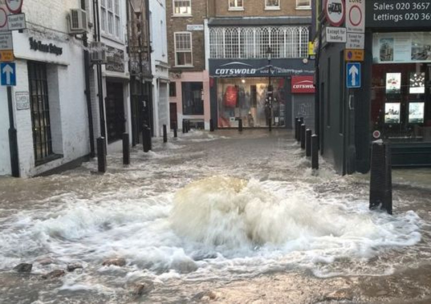 Садик Кан критикува компанията "Thames Water" за наводненията