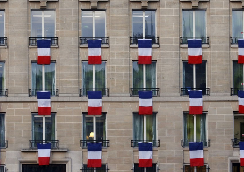 Как Франция почете паметта на жертвите в Париж (СНИМКИ)