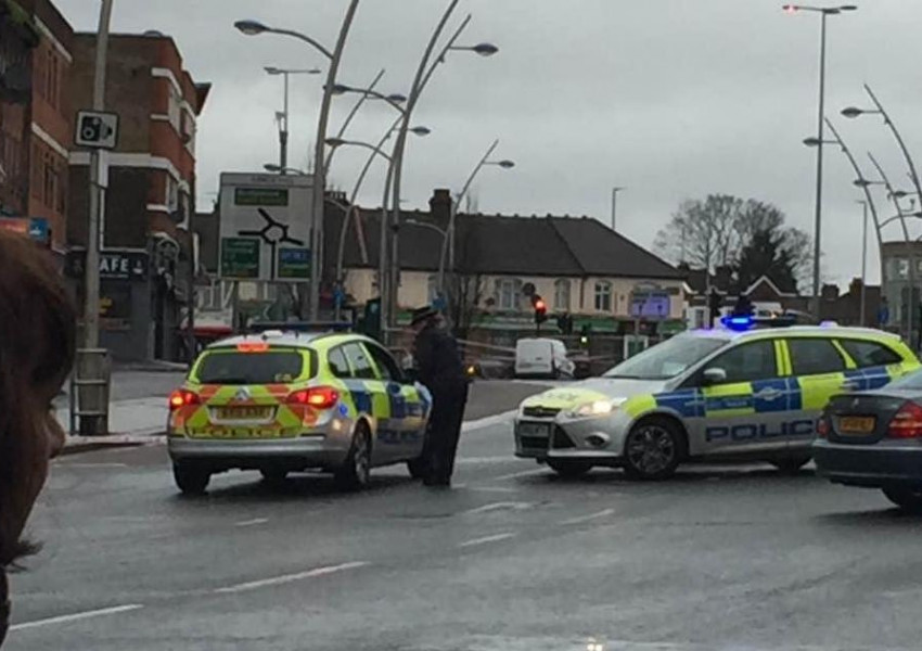 Жестока атака с нож над млад мъж пред метростанция в Източен Лондон