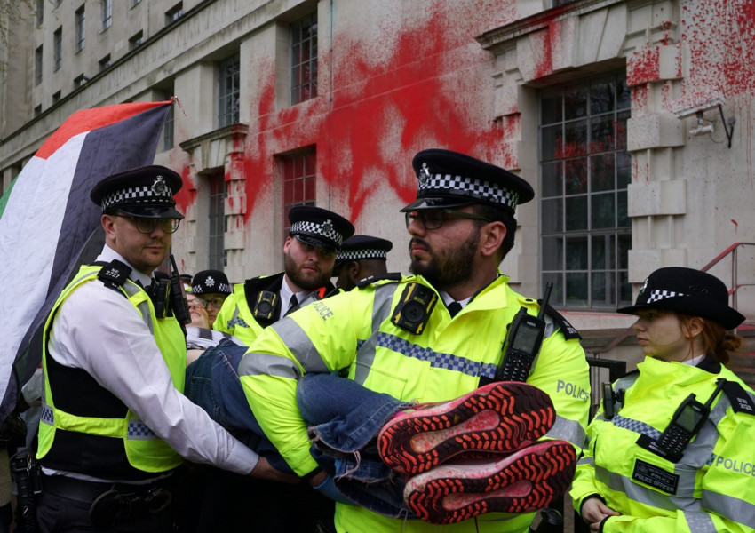 Лондон: Пропалестински протестиращи нацапаха с червена боя сградата на Министерството на отбраната