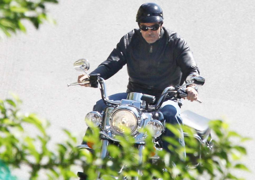 Джордж Клуни катастрофира с мотор в Италия  