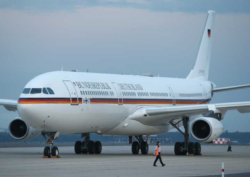 Гризачи попречиха на излитането на германски правителствен самолет от Индонезия