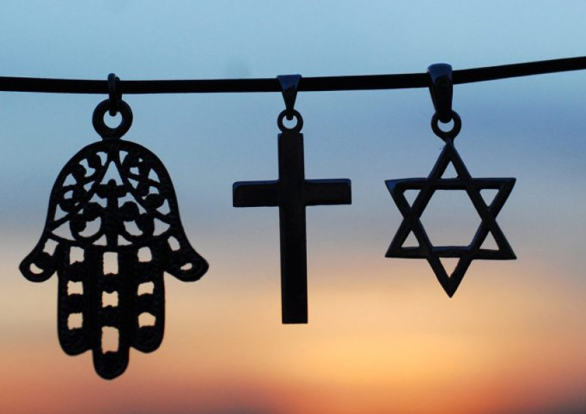 Забраняват религиозните символи на работното място