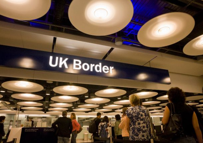 Проблеми на британската граница за деца, с различна фамилия от родителите си