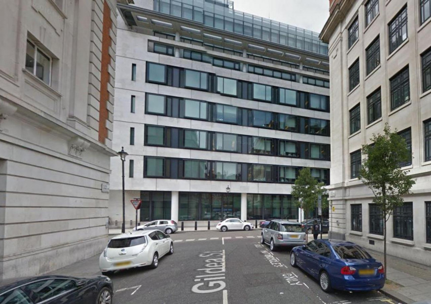 Раниха с нож младо момче пред сградата на BBC Radio 2 в Лондон
