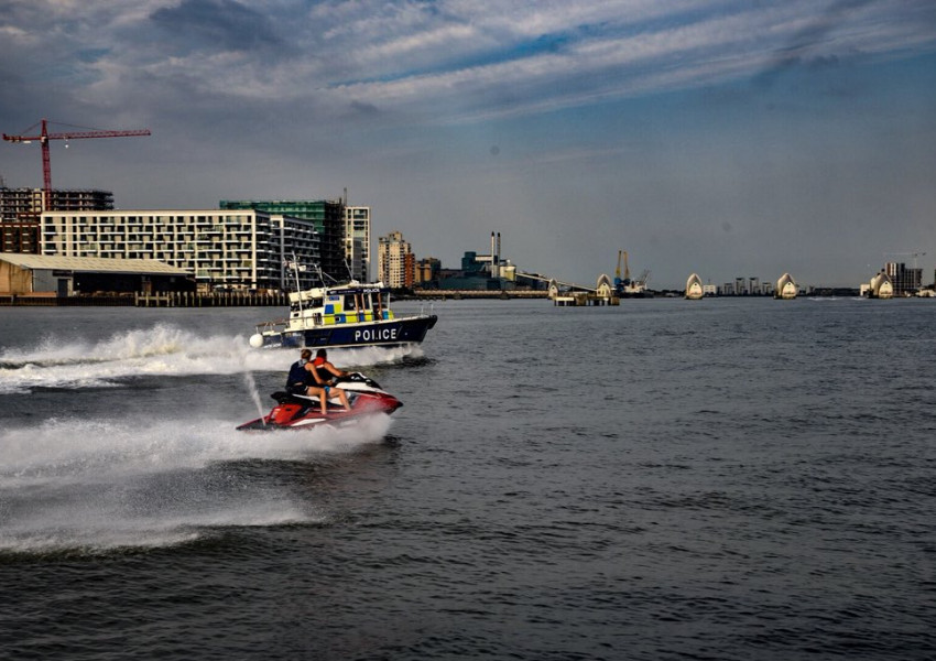 И това видя Лондон! Полицейска гонка по река Темза!
