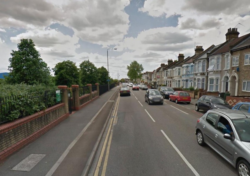 Маскирани простреляха мъж в дома му в Източен Лондон