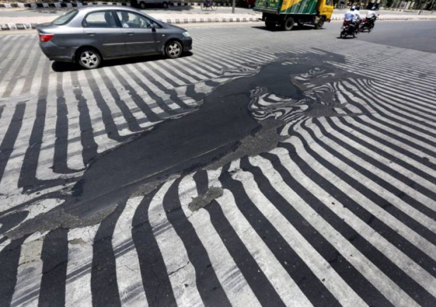 Пешеходните пътеки в Индия се топят заради жегите (ВИДЕО)