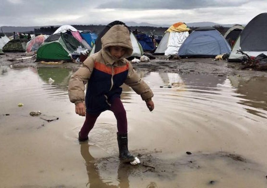 Започна евакуацията на бежанците в Идомени