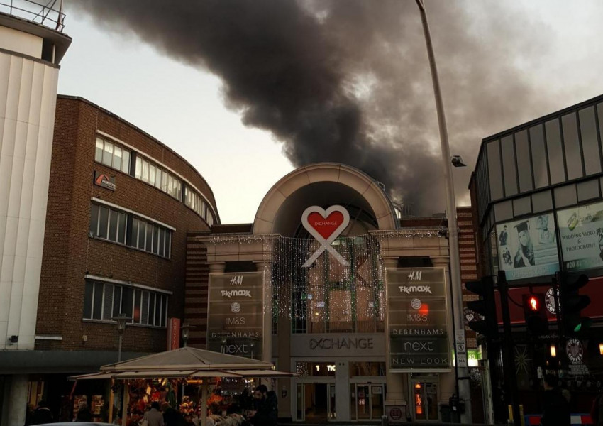 Голям пожар в търговски център в Източен Лондон