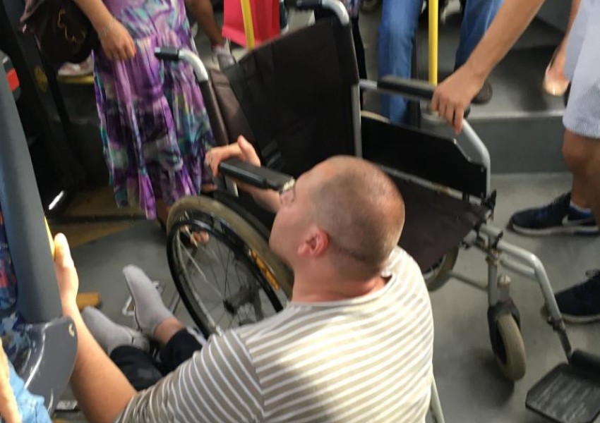 Скандално! Шофьор на столичен автобус отказва да качи инвалид (СНИМКИ)