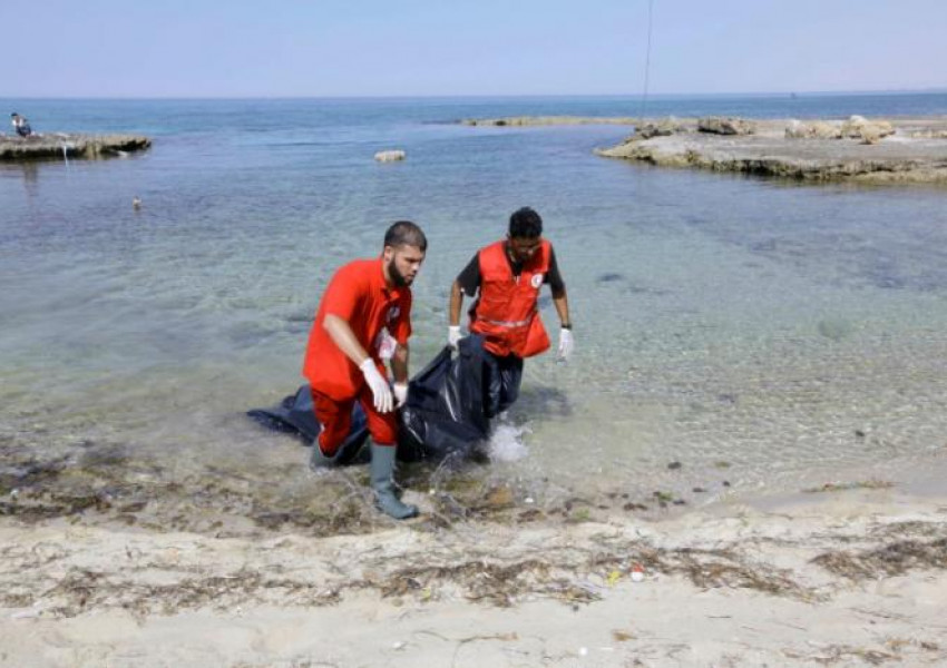 Десетки бежанци загинаха край бреговете на Либия