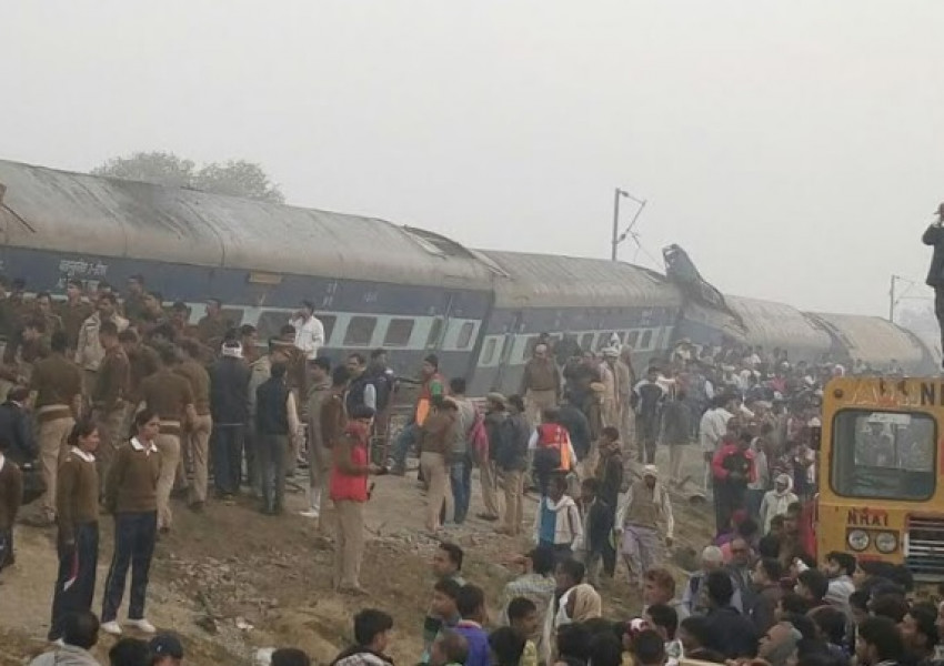Жестока влакова катастрофа в Индия