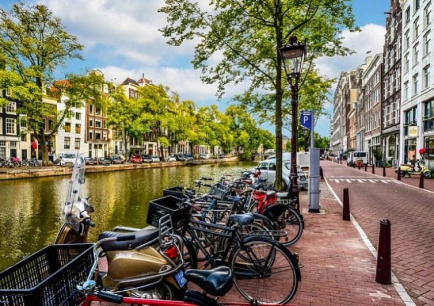 Холандия ще плаща на гражданите си да ходят с колело на работа