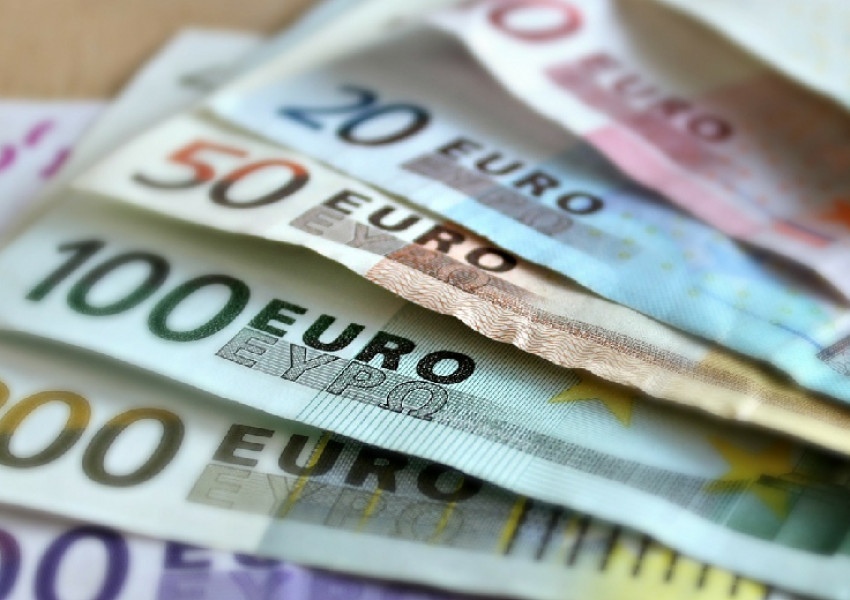Еврото отстъпи до годишно дъно