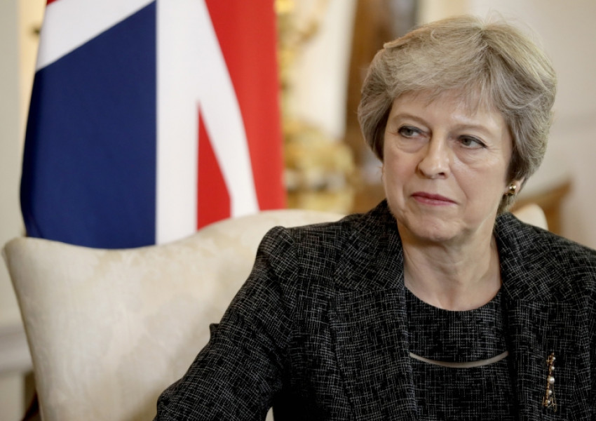 Тереза Мей сложи ръка върху преговорите за "Брекзит" - какво мислят британските медии