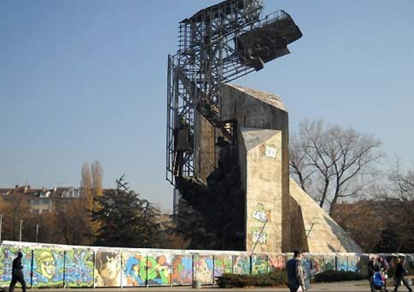 Българин в чужбина иска да реставрира паметника на НДК