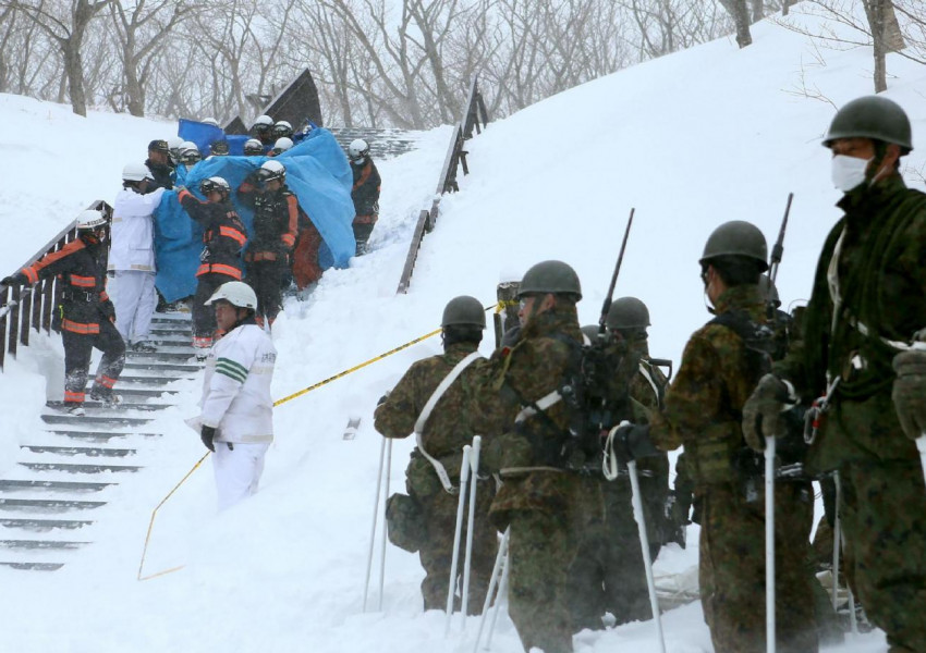 Лавина затрупа десетки ученици в ски курорт край Токио