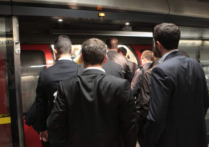 Оставиха влакче на „Jubilee Line” да се движи с 11 отворени врати (ВИДЕО)