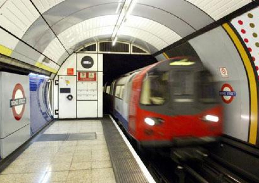 Пътник хвана служител на метрото в Лондон да гледа порно
