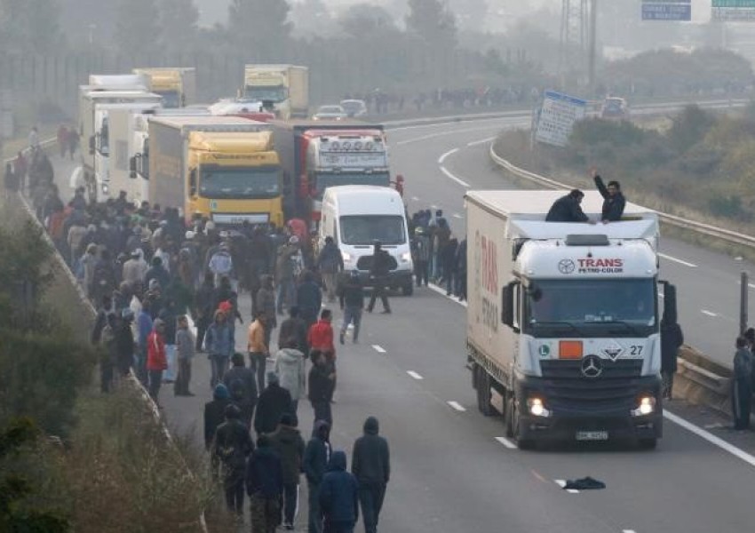 Британец мина с колата си през семейство мигранти в Кале
