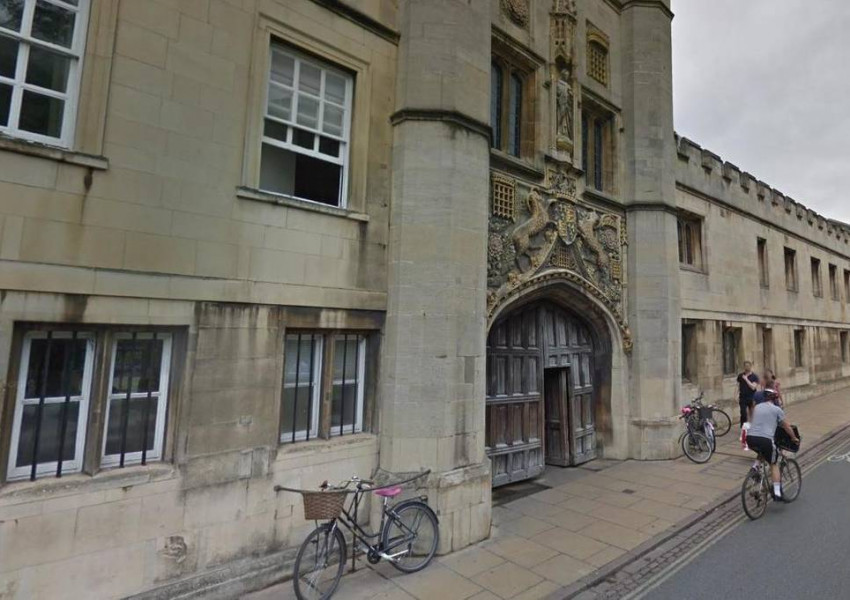 Нападнаха двама тийнейджъри пред университет в Кембридж