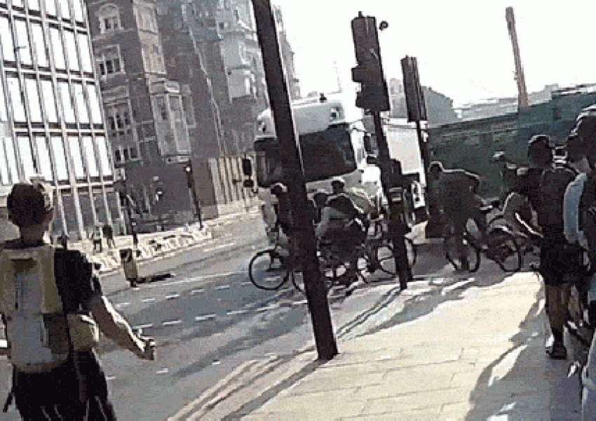 Огромен камион едва не се вряза в група колоездачи в Лондон (ВИДЕО)