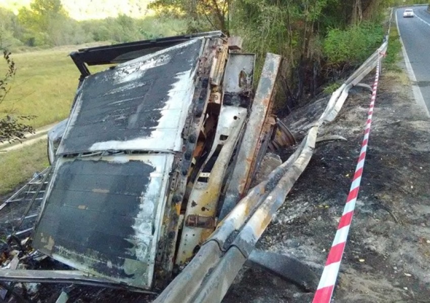Камион изгоря напълно,  шофьорът оцеля по чудо