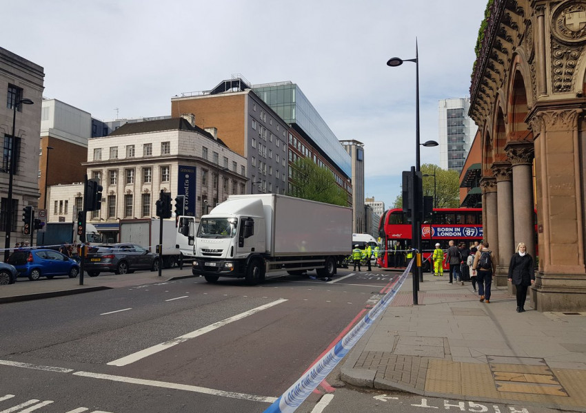 Жена бе затисната от камион на Euston Road