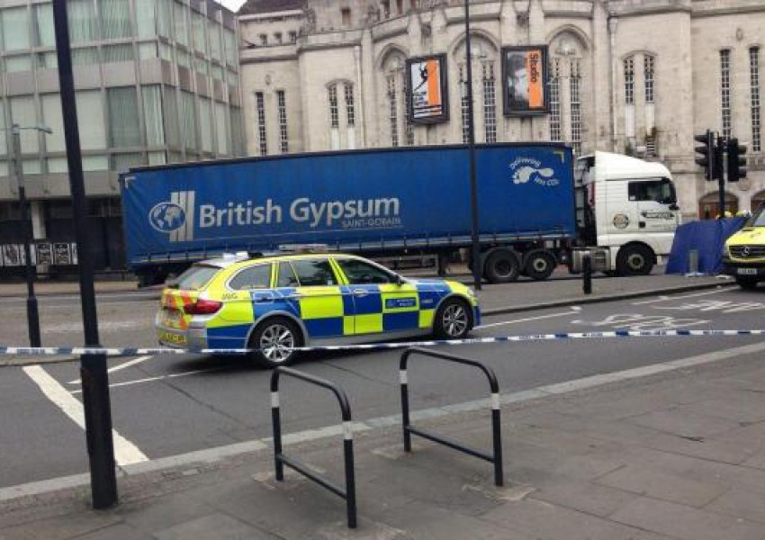 Мъж почина, след като бе ударен от камион в Източен Лондон