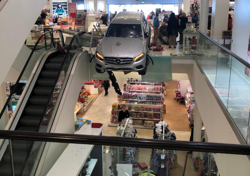 Автомобил се заби в мол в Хамбург
