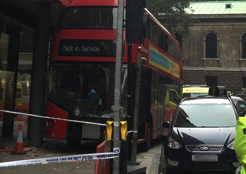 Двуетажен автобус се вряза в сграда в Западен Лондон