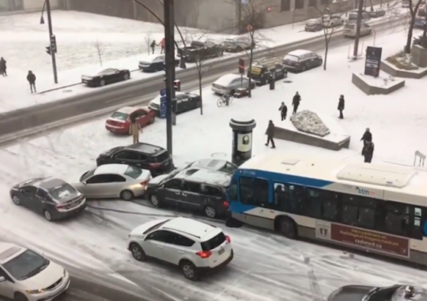 Сняг причинява катастрофа между коли, патрулка и автбуси(ВИДЕО)