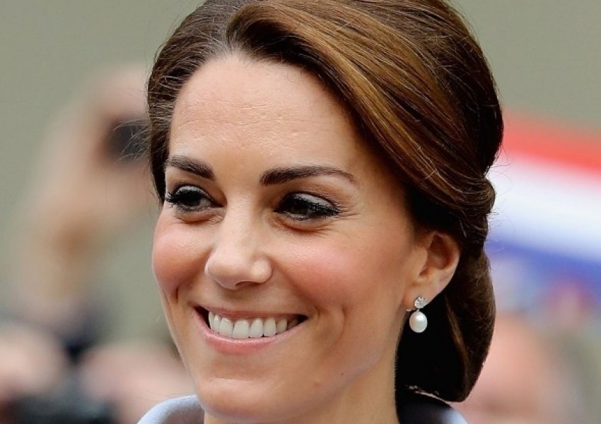 Кралицата заела на Кейт свои обеци за първата й самостоятелна визита в чужбина