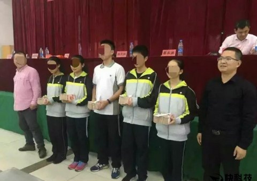 Китайско училище раздаде един милион паунда на млади таланти