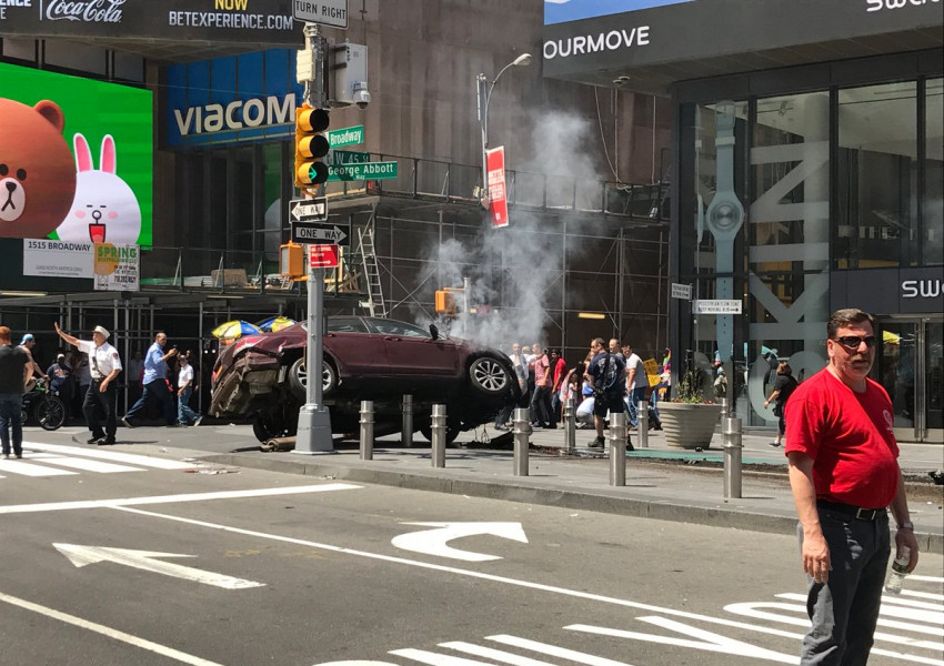 Извънредно! Кола се вряза в пешеходци в Ню Йорк!