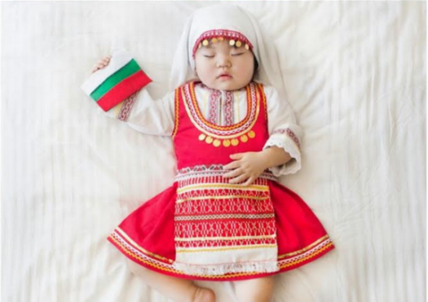 Корейско бебе облече българска носия  