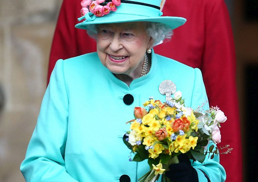 Защо Кралицата носи пари в себе си само в неделя?